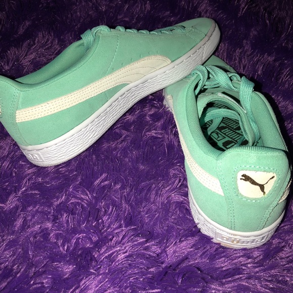 Green women’s puma shoes. - Picture 3 of 3